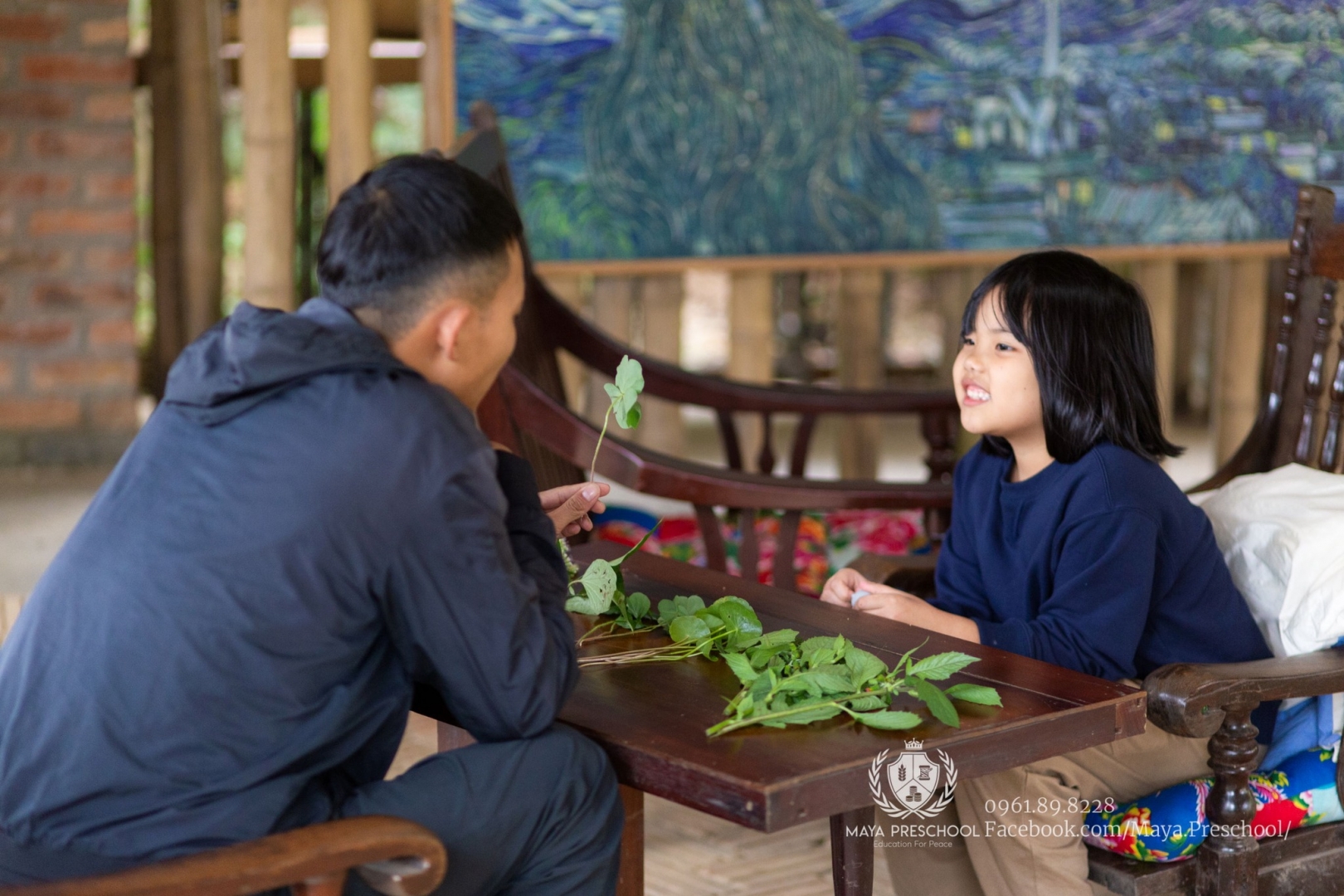 Trẻ bắt chước ngôn ngữ