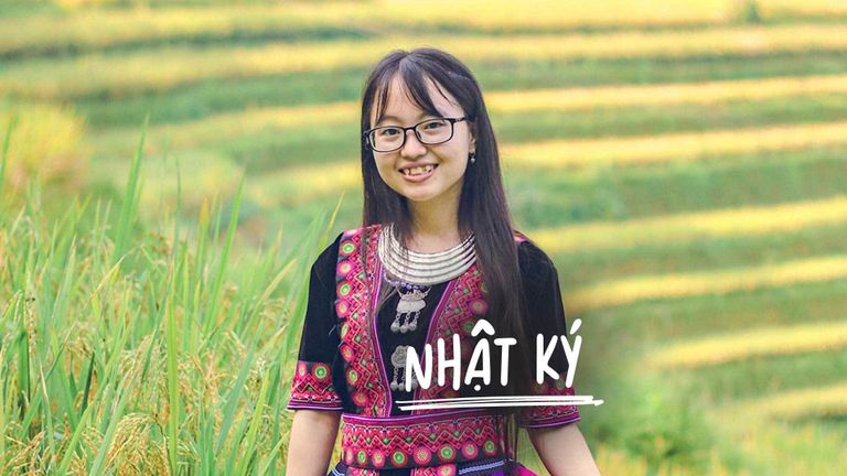 Quyển nhật ký trên bàn