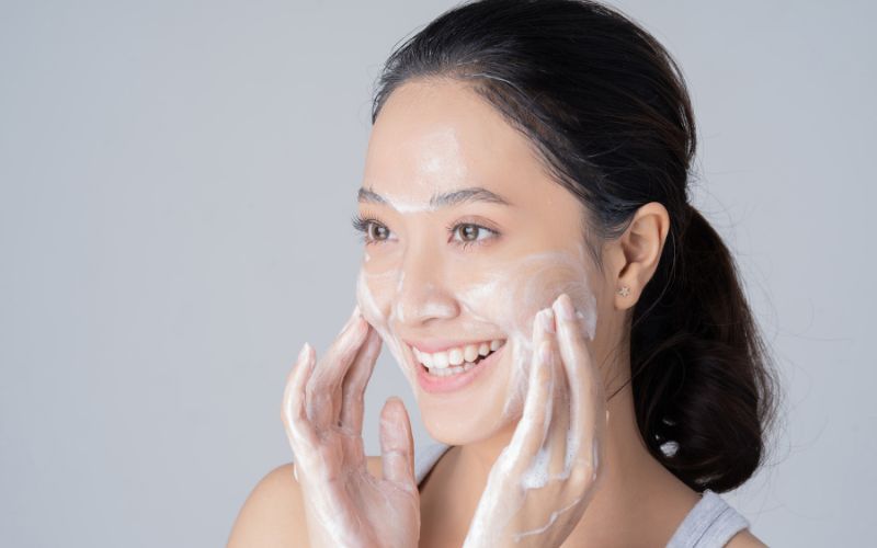 Rửa mặt giữ da sạch sẽ sau sinh