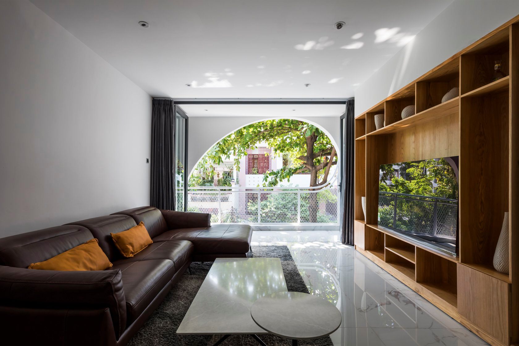 Khoảng sân trong yên bình của Nhà Sài Gòn