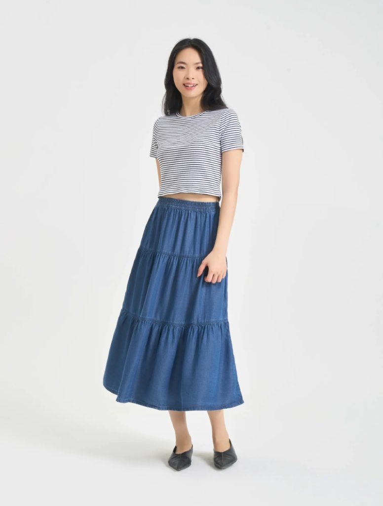 Bộ denim cùng giày hồng