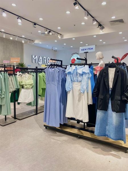 Mẹ mặc quần áo thời trang