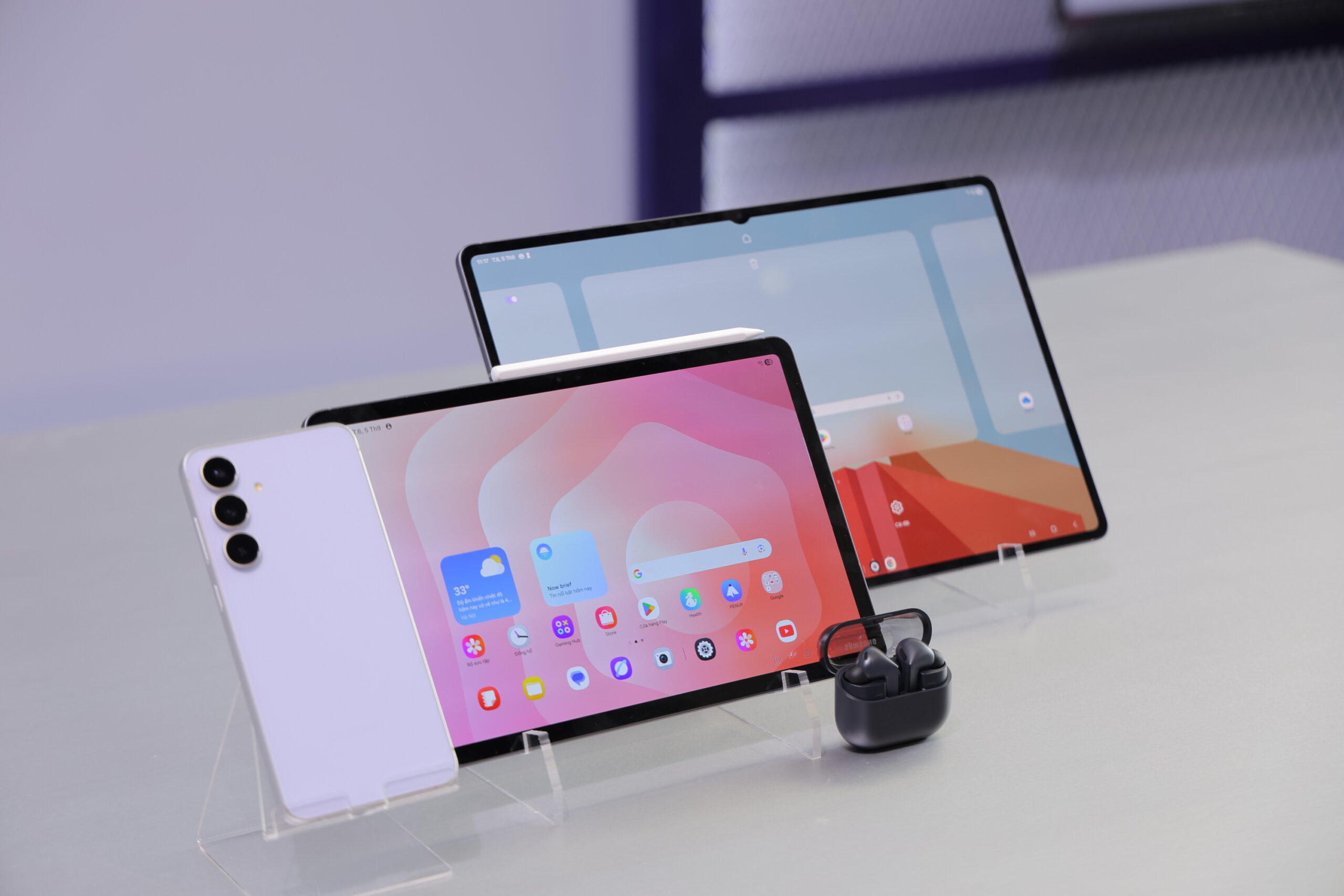Sử dụng bút cảm ứng S Pen thao tác trực tiếp trên màn hình Galaxy Tab S11