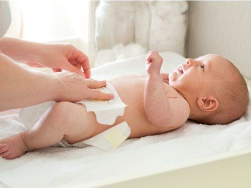 Nên thay tã khi bé đi vệ sinh