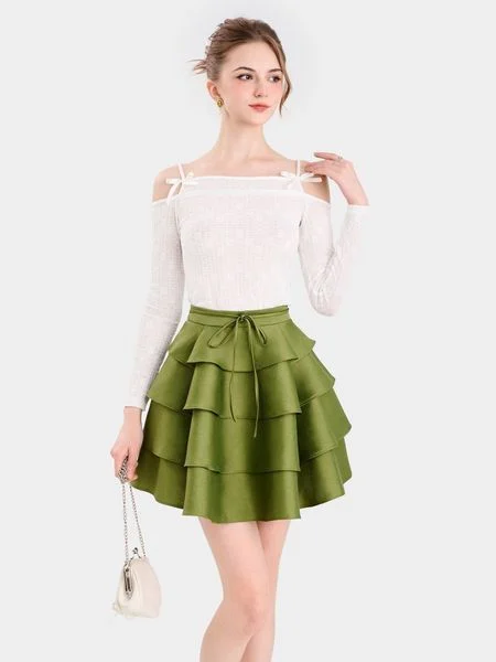 Chân váy ngắn phối cùng áo trễ vai