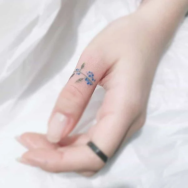 Hình xăm mini cánh bướm dễ thương ở tay