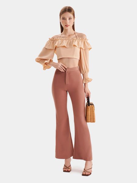 Áo crop bẹt vai phối bèo giúp tạo độ cân đối cho vai và ngực