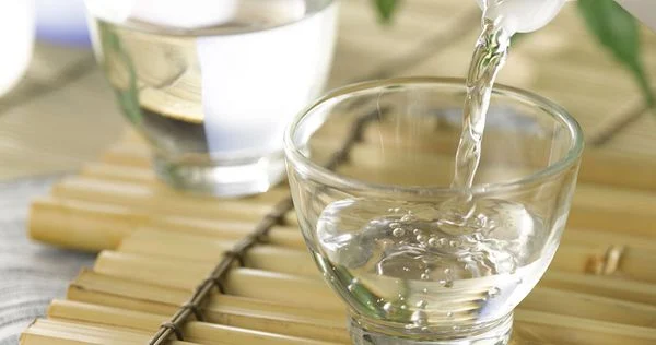Sử dụng giấm ăn làm mềm cặn bẩn