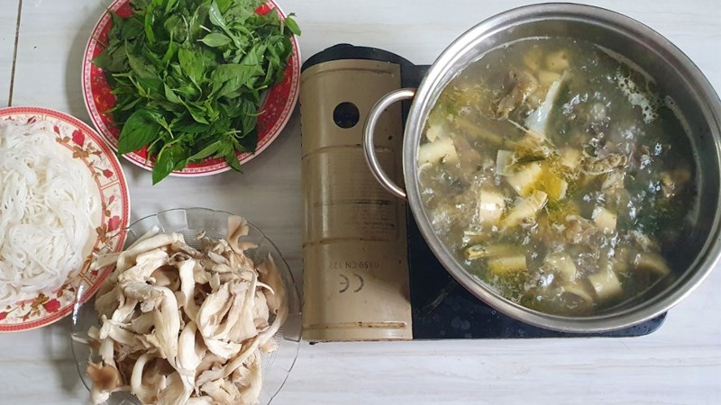 Lẩu gà lá é cho ngày sum họp cuối tuần