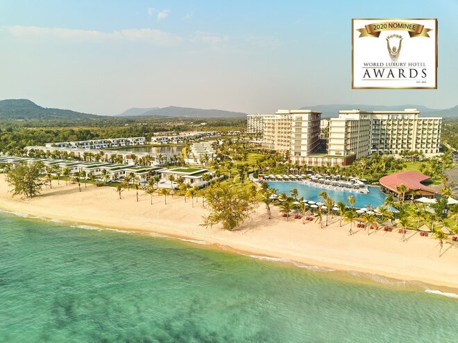 Hồ bơi và không gian thư giãn tại Mövenpick Resort Waverly Phú Quốc
