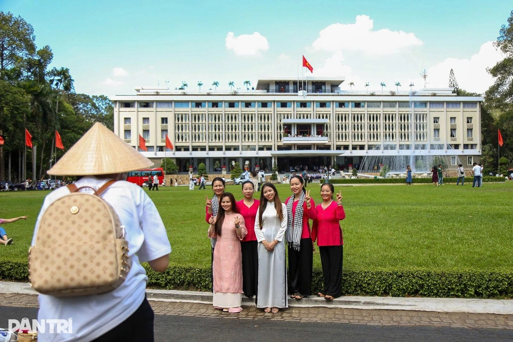 Mang máy ảnh vào Dinh Độc Lập có phải trả thêm 500.000 đồng?  - 1