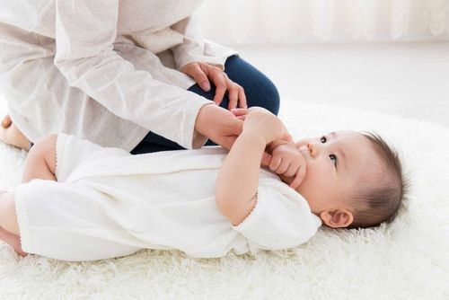 Mẹ nên làm gì khi trẻ sơ sinh bị nổi mẩn đỏ