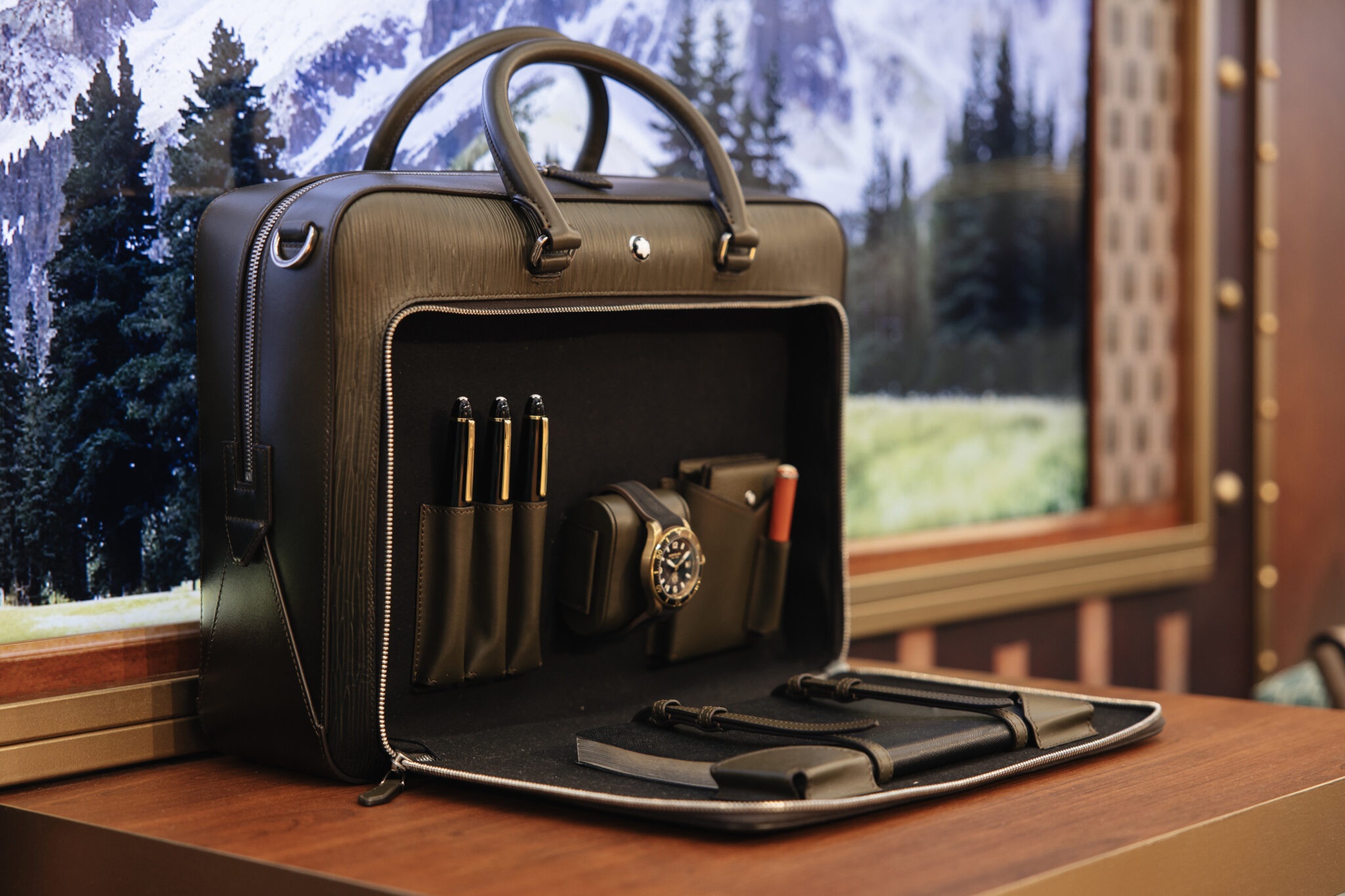 Viết tay bên bàn làm việc