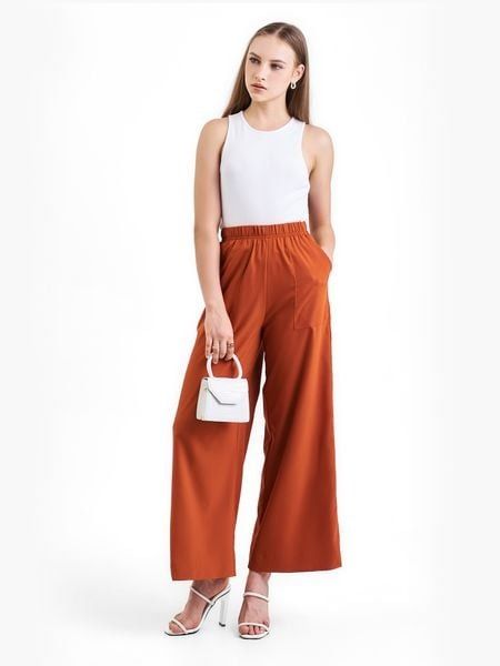 Quần ống suông màu cam kết hợp áo tông đất an toàn và thời trang