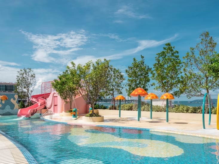 Hồ bơi trẻ em kết hợp máng trượt nước tại Holiday Inn Pattaya