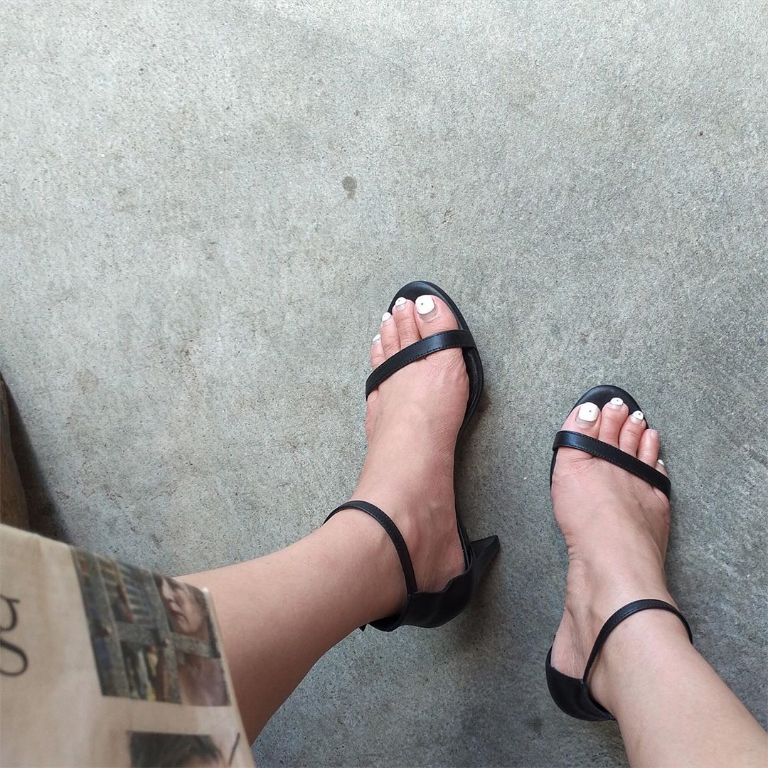 Sneakers, loafer, sandal quai mảnh hoàn thiện trang phục - nguồn từ maisononline