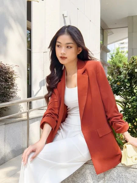 Outfit phối cam và trắng