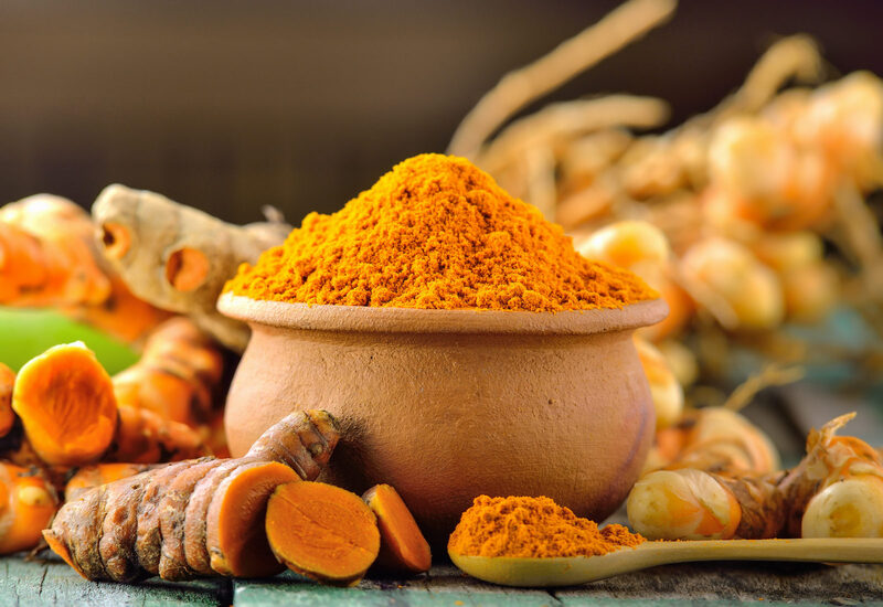 Bột nghệ và dầu dừa giúp hỗ trợ làm mềm da sau sinh