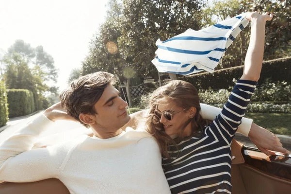 Hai người lạ trong mái nhà nhỏ