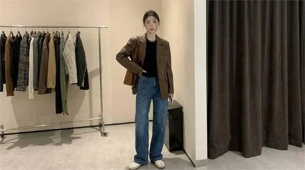 Áo khoác da nữ phối với gì là dễ đẹp nhất