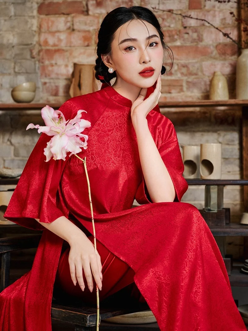 Áo dài đỏ phối cùng phụ kiện vàng tạo nên vẻ sang trọng ngày Tết