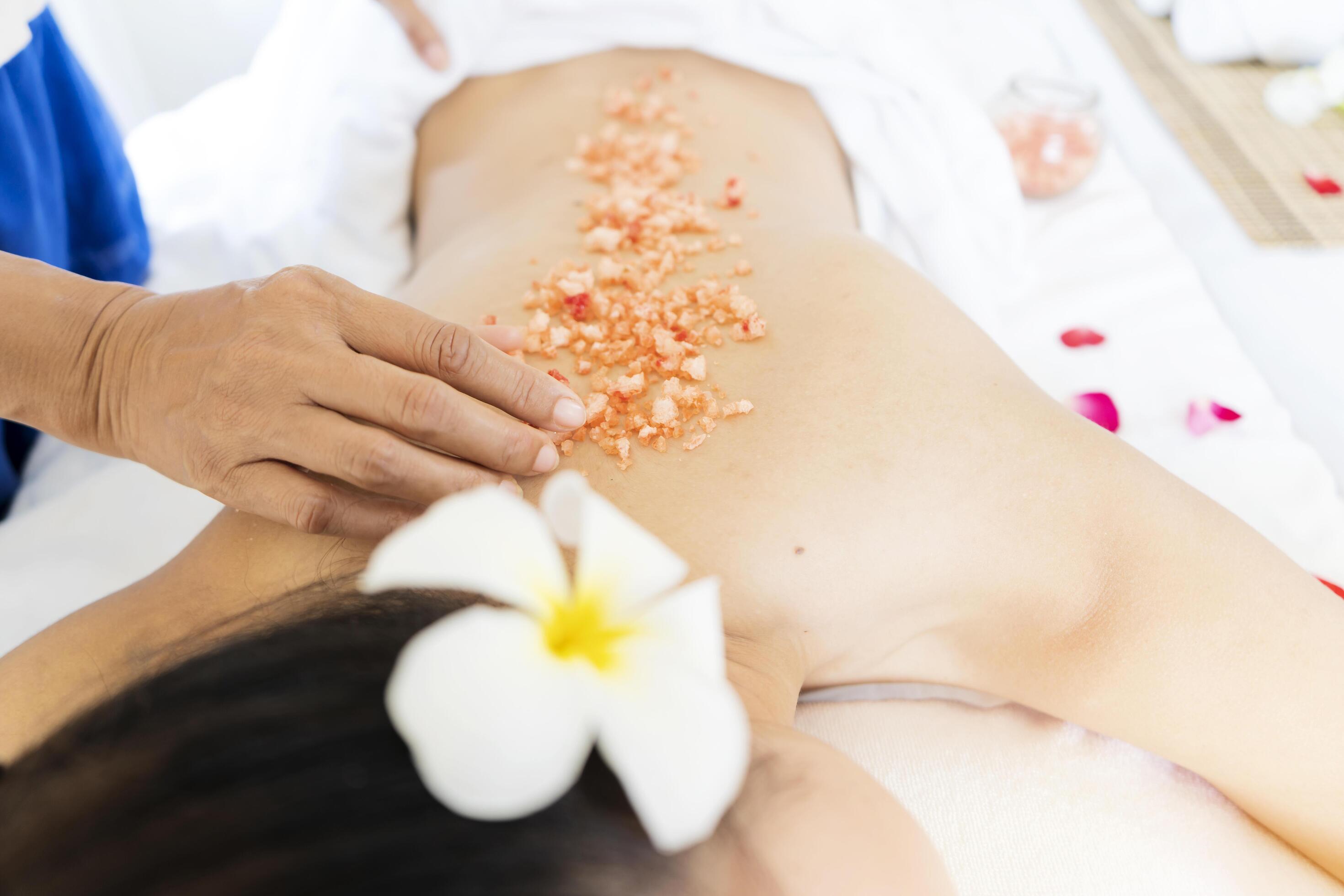 Cách thức tẩy tế bào chết cho da mặt với các sản phẩm dạng hạt hoặc hóa học AHA BHA