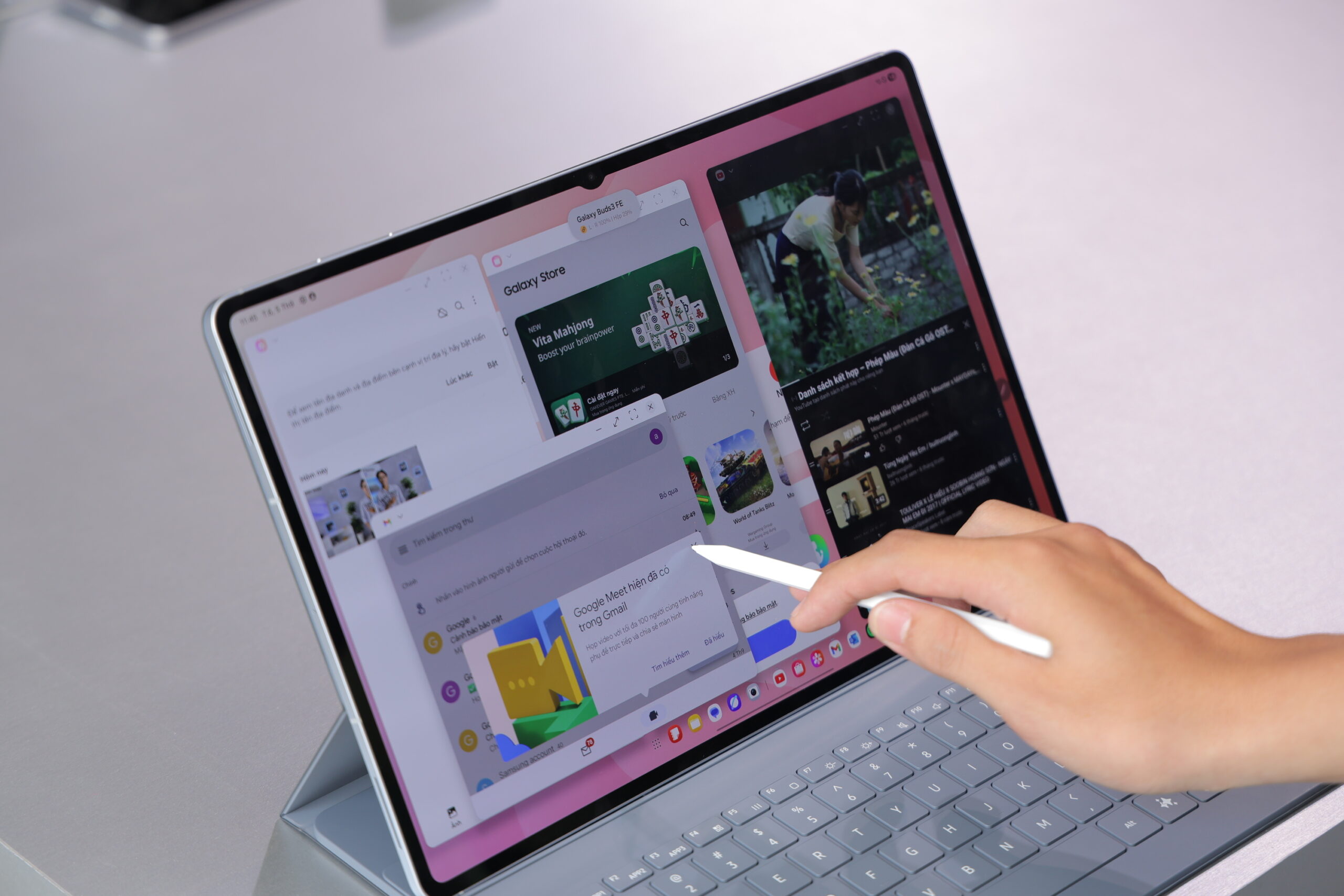 Giao diện Samsung DeX hiển thị nhiều cửa sổ làm việc cùng lúc