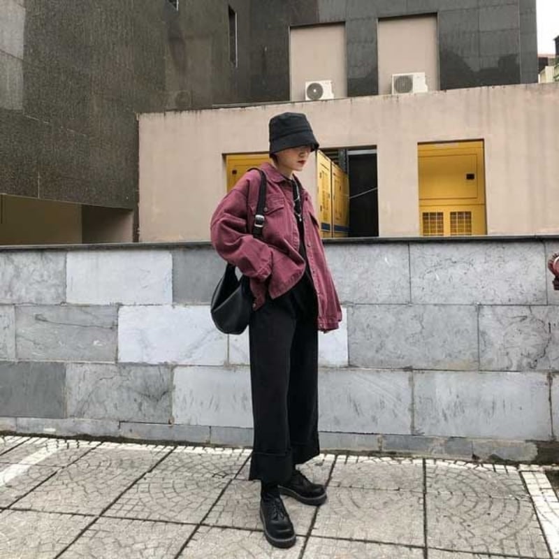 Kết hợp áo khoác oversize với chiếc túi
