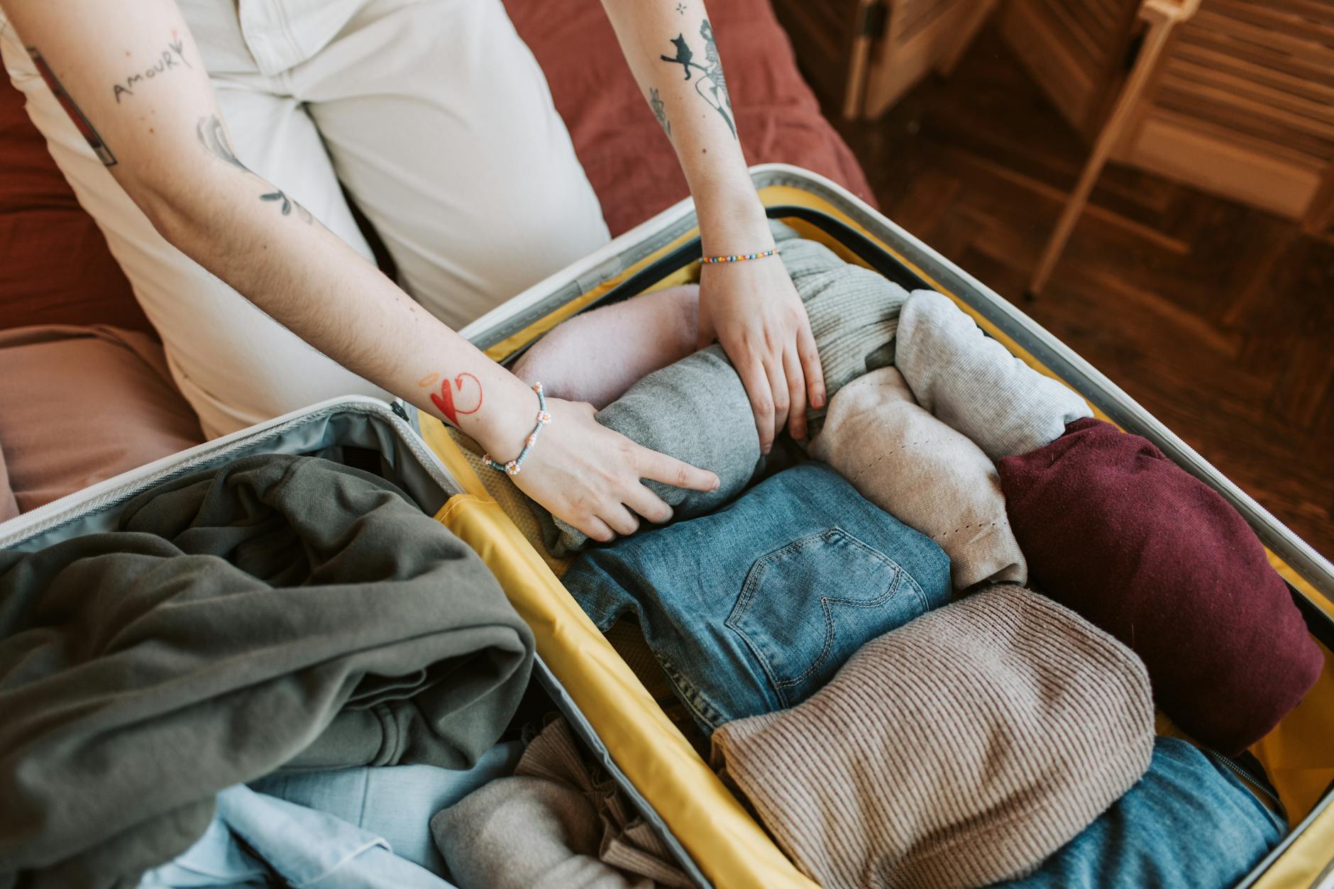 Hành lý chuẩn bị cho chuyến đi du lịch khám phá Athens an toàn