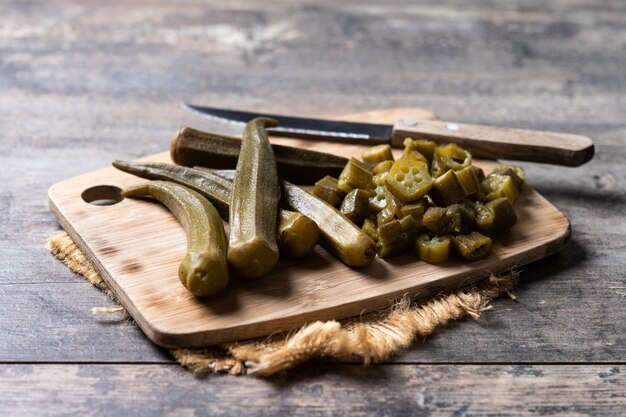 Bữa ăn lành mạnh với rau xanh, trái cây tươi và các loại hạt giàu dinh dưỡng