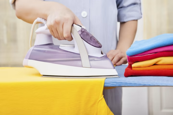 Sử dụng bàn ủi kết hợp khăn ẩm để ép nhiệt định hình lại cấu trúc vòng cổ