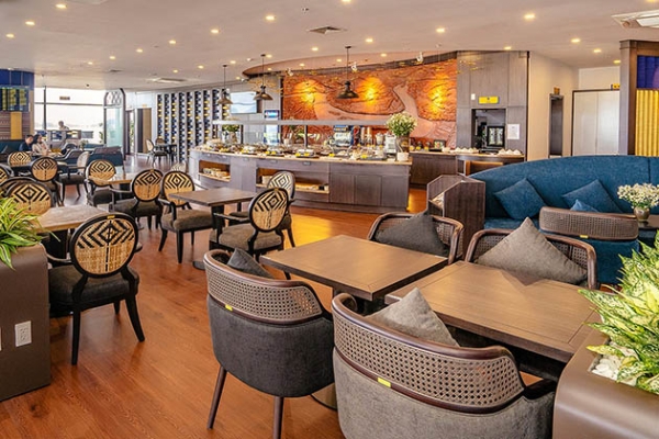 Quầy buffet đa dạng và phong phú tại phòng chờ Sông Hồng Premium Lounge Nội Bài