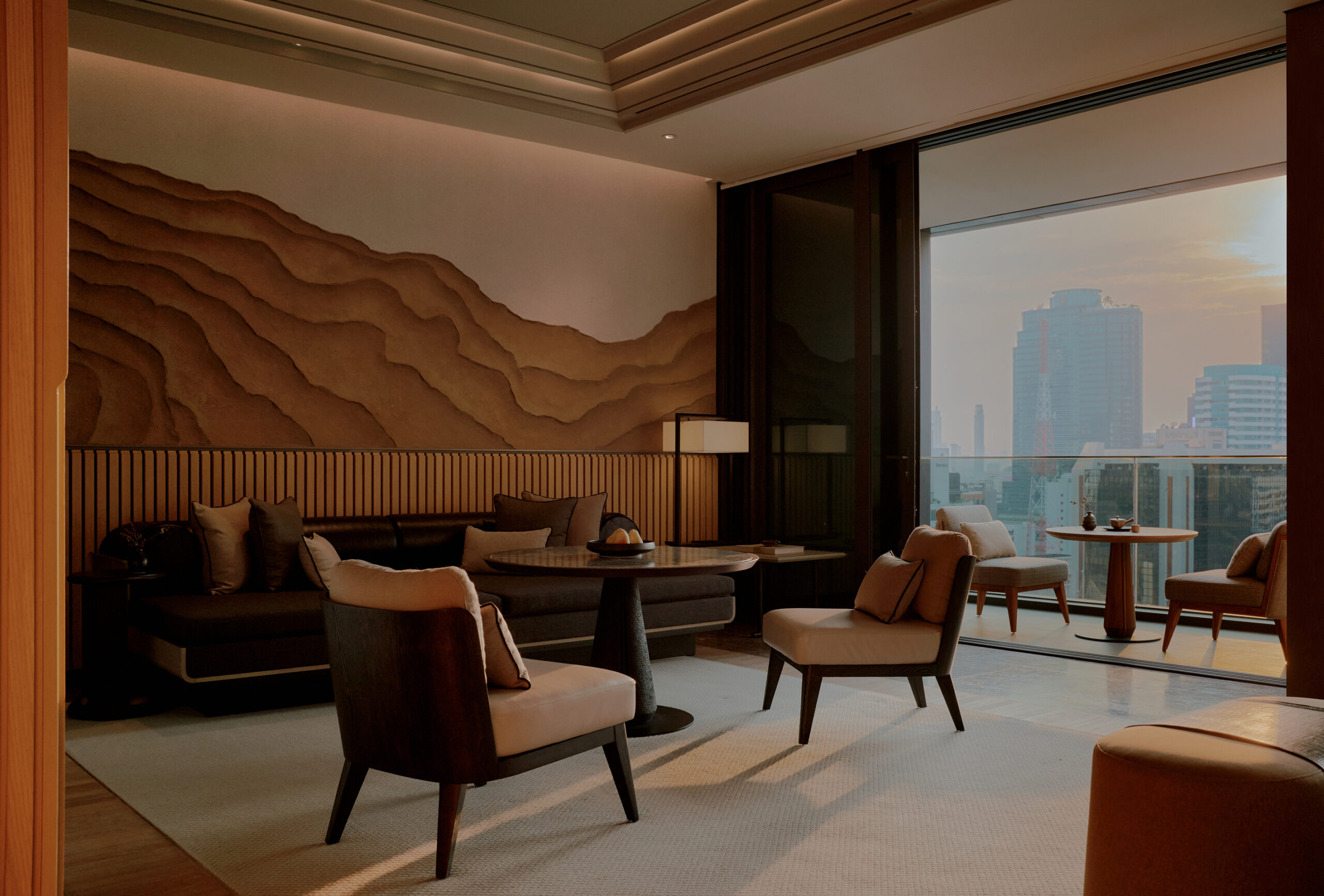 Sân hiên riêng tư của Terrace Suite với tầm nhìn hướng công viên