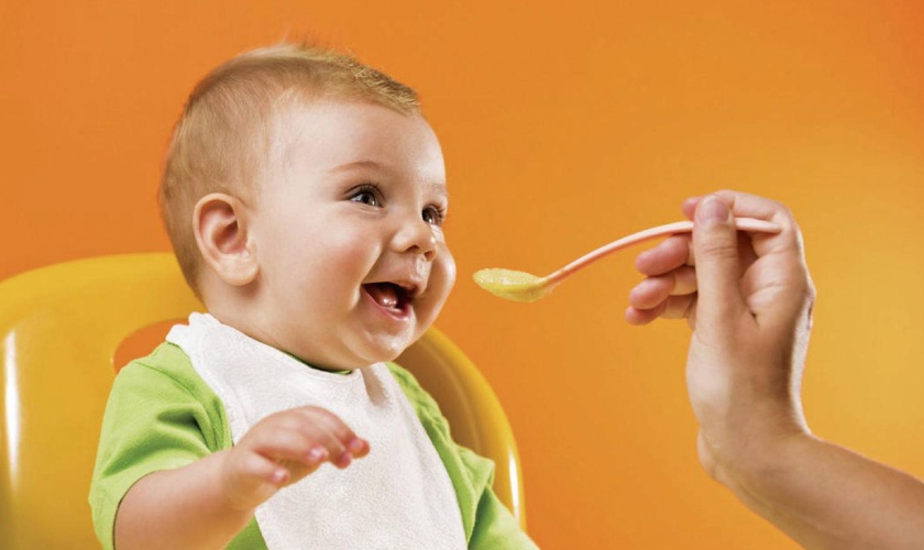 Lựa chọn thức ăn mềm mịn giúp trẻ dễ nuốt khi nướu sưng đau