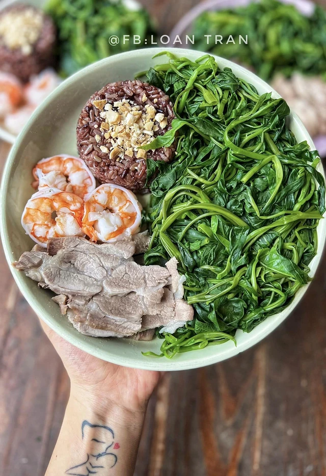 Cơm lứt, tôm hấp và thịt luộc