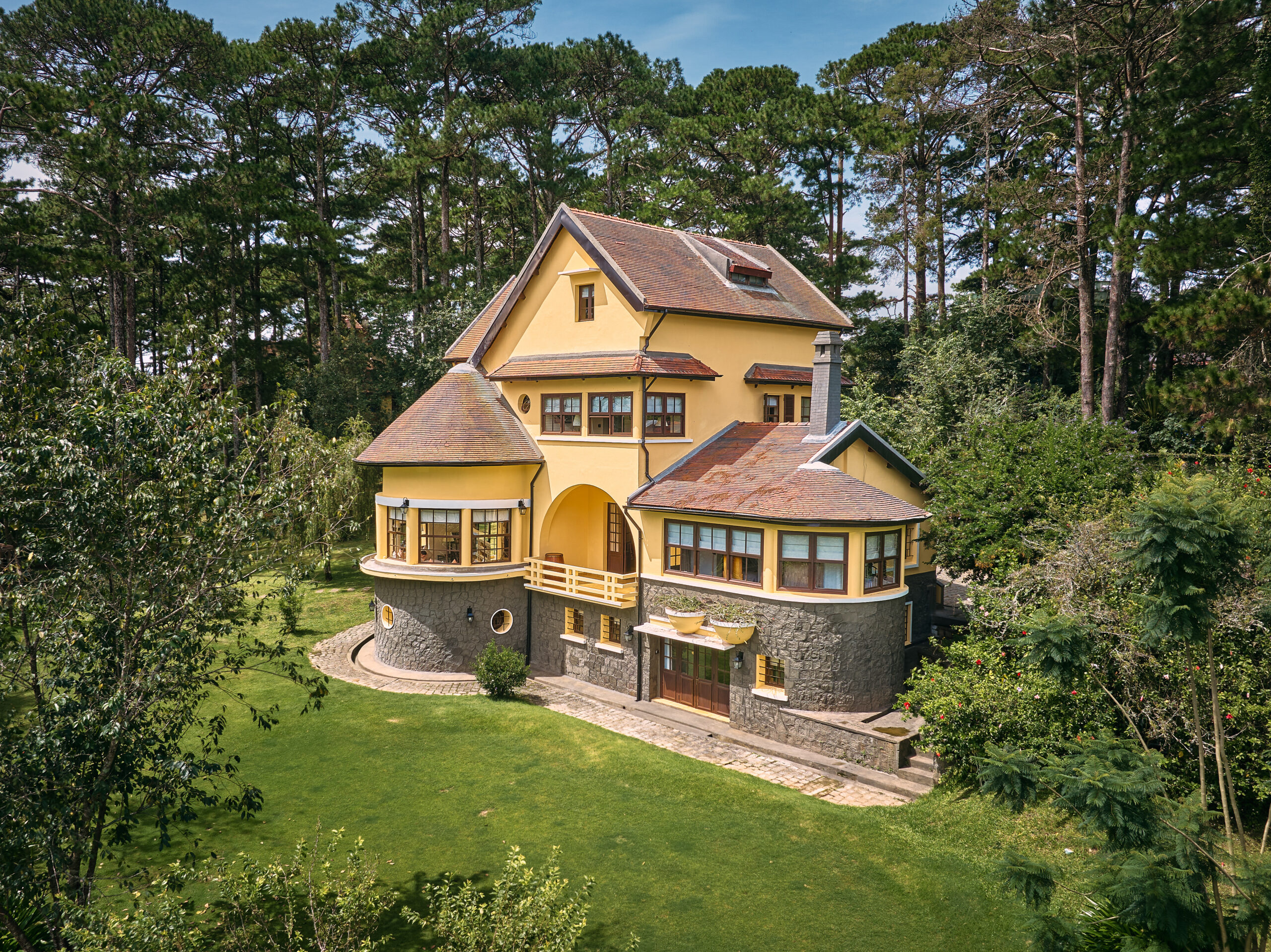 Không gian tiệc cưới ngoài trời giữa vườn thông xanh