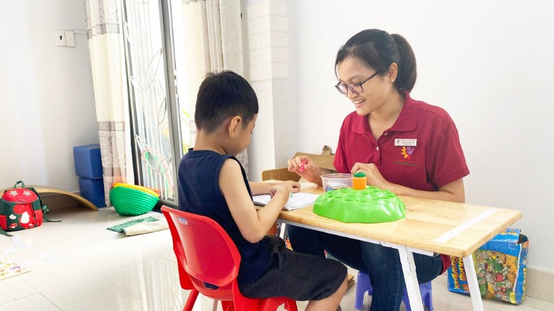 Cha mẹ trao đổi với bác sĩ