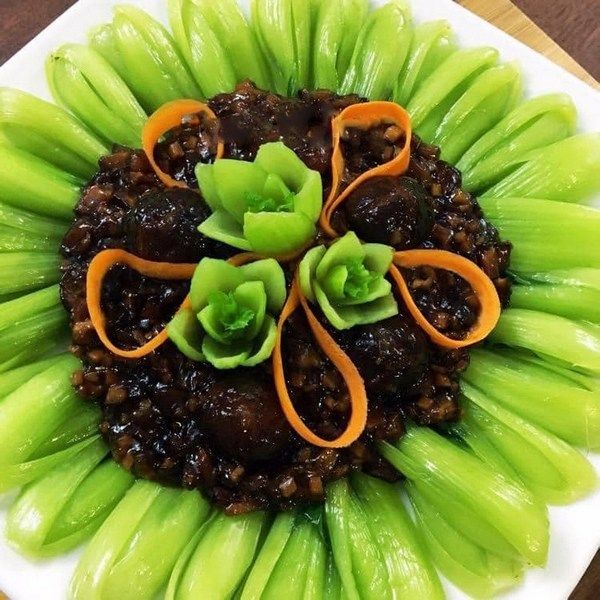 Nhận biết cải thìa với bẹ lá to uốn cong thành hình dáng giống chiếc thìa
