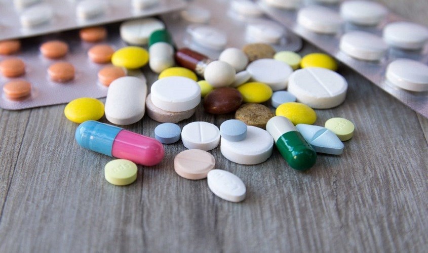 Chuẩn bị thuốc dự phòng và dụng cụ y tế cho trẻ đi biển
