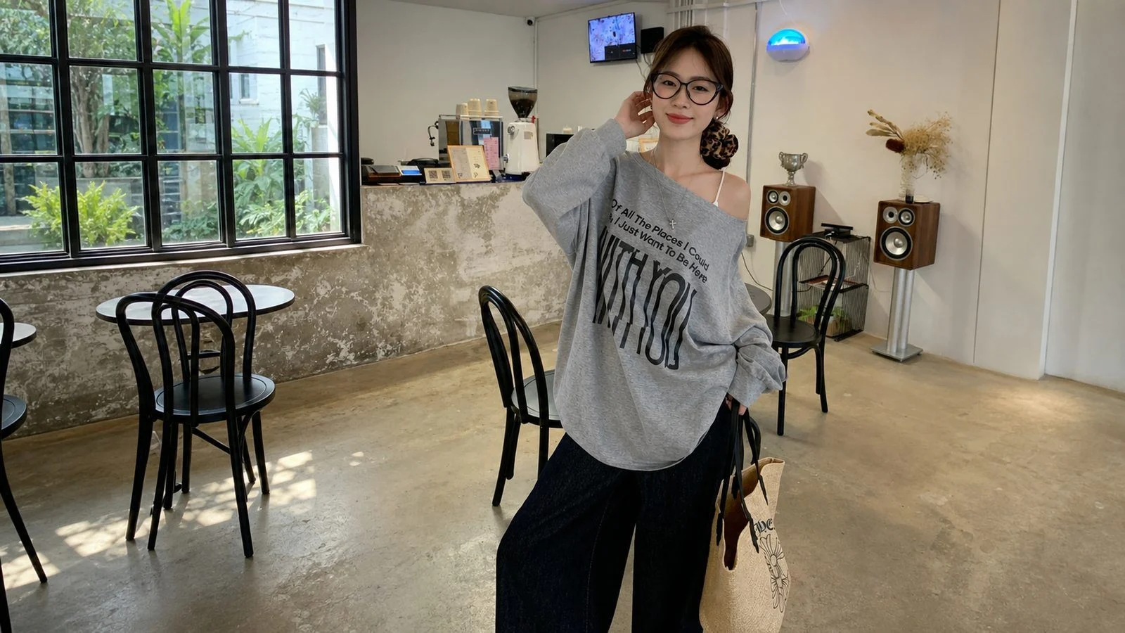 Một tay chạm tóc hoặc chạm khuyên tai