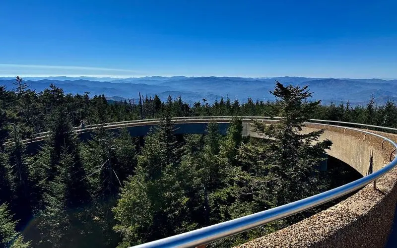 Lối đi trên cao nhìn ra rừng núi ở Clingmans Dome