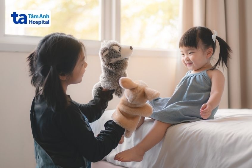 Trò chuyện và tương tác nhiều hơn là cách dạy trẻ chậm nói