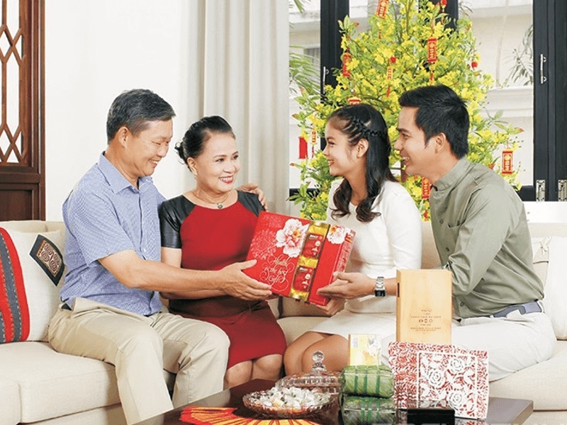 Khoảnh khắc trao quà cho mẹ