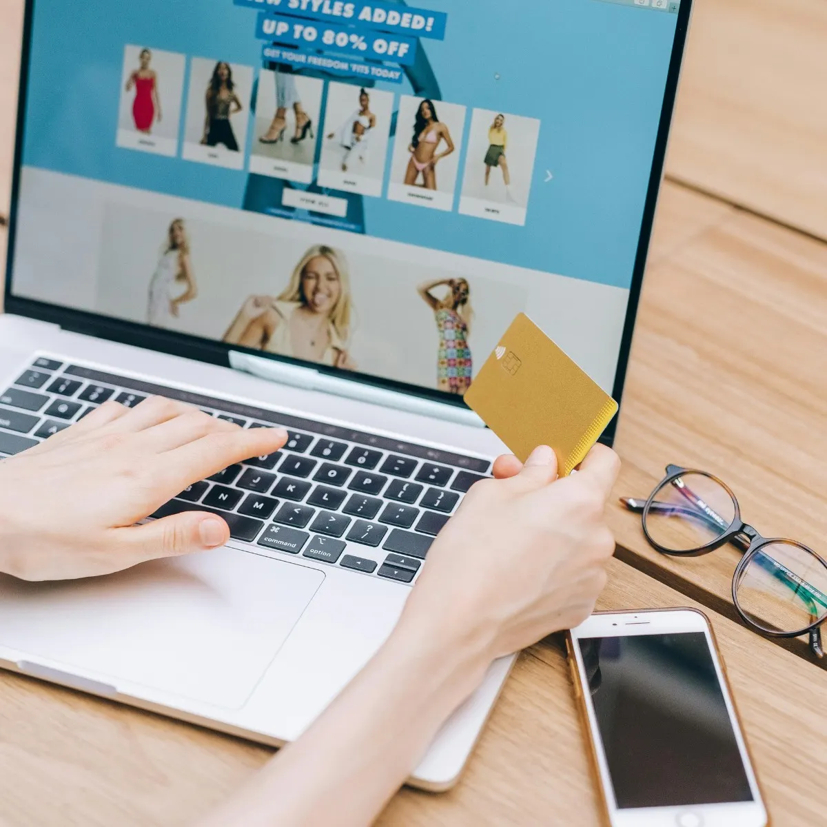 Cô gái mua sắm khuyến mãi trên laptop để tiết kiệm chi tiêu