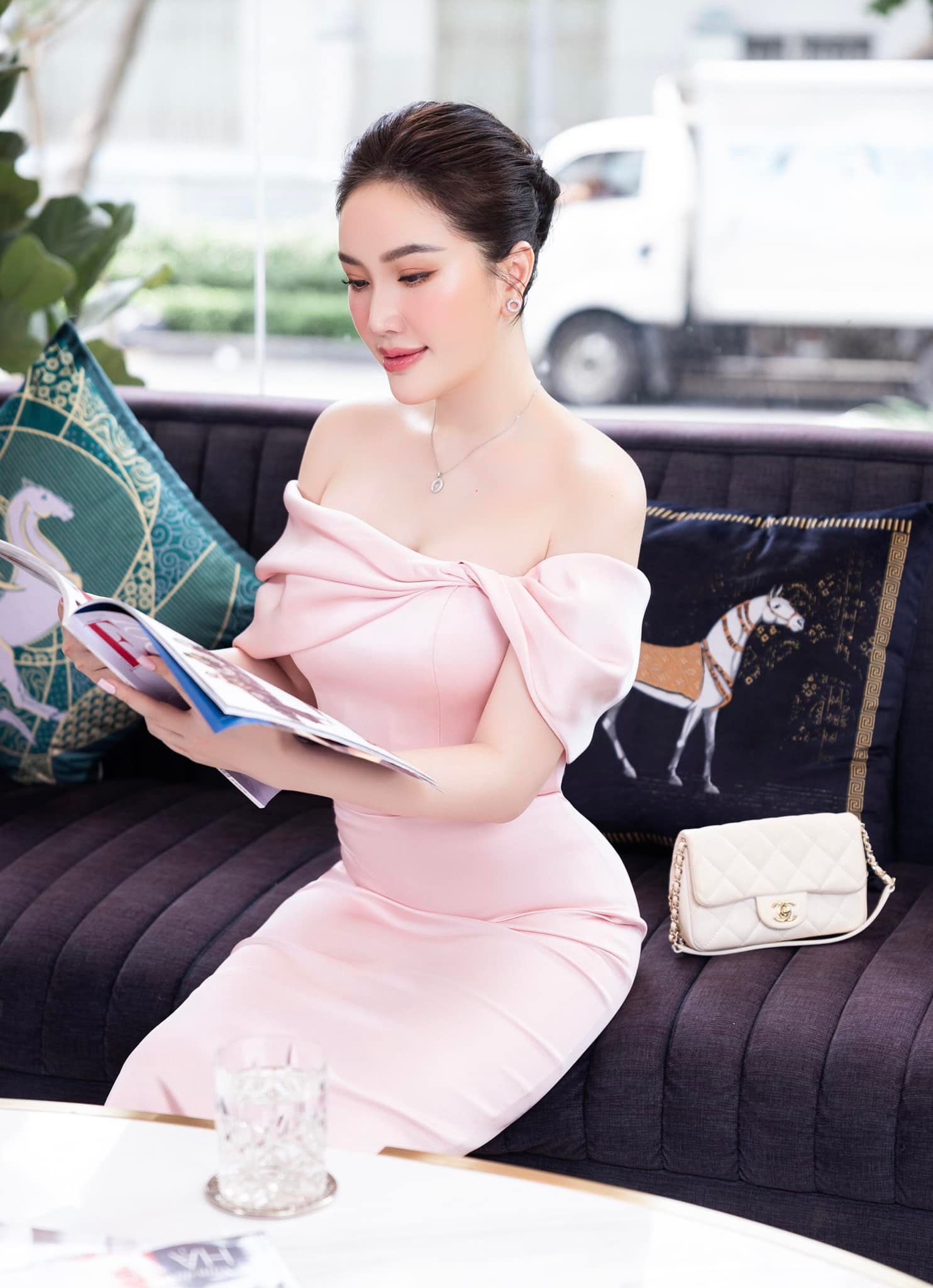Khéo léo khoe vòng 1 với bộ đầm cúp ngực