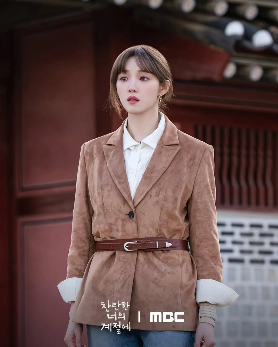 Lee Sung Kyung diện blazer nâu đất thanh lịch