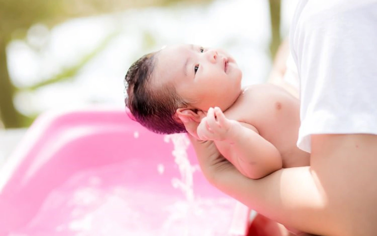 Tắm rửa đúng cách cho trẻ sơ sinh vào mùa thu
