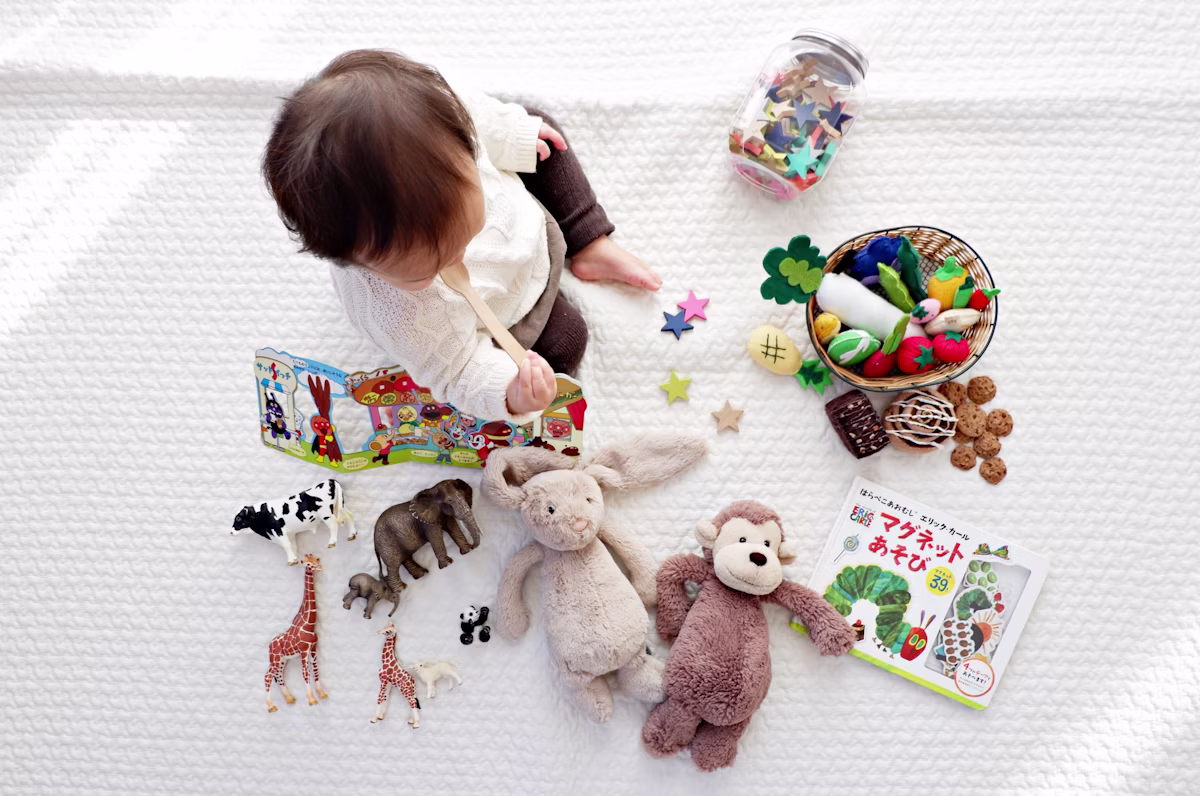 Mẹ hướng dẫn con cách phản ứng khi có cảnh báo thời tiết xấu trong gia đình