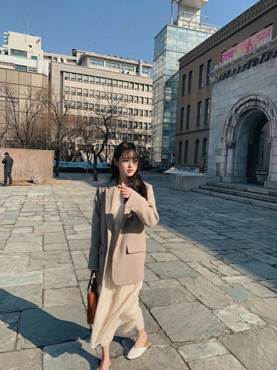 Blazer màu trắng kết hợp đầm maxi