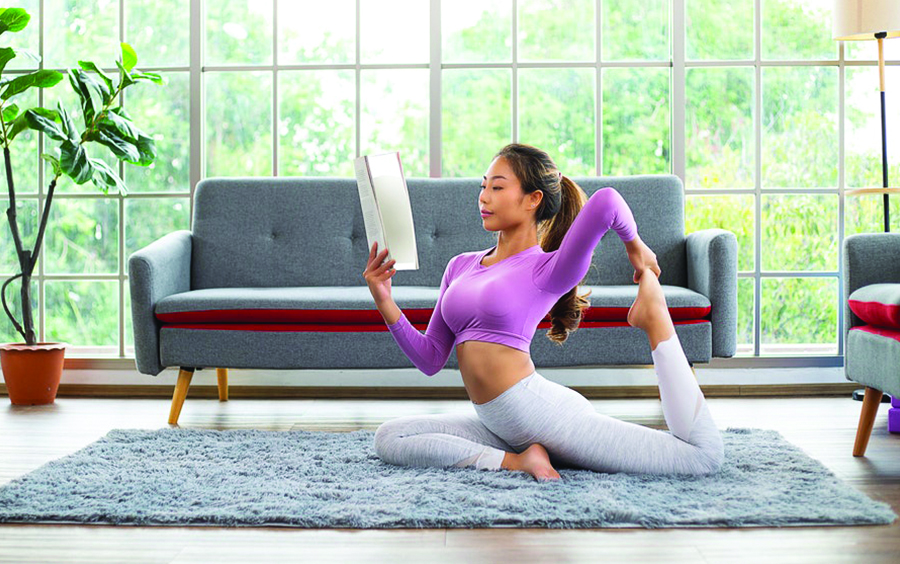 Người tập yoga trong nhà